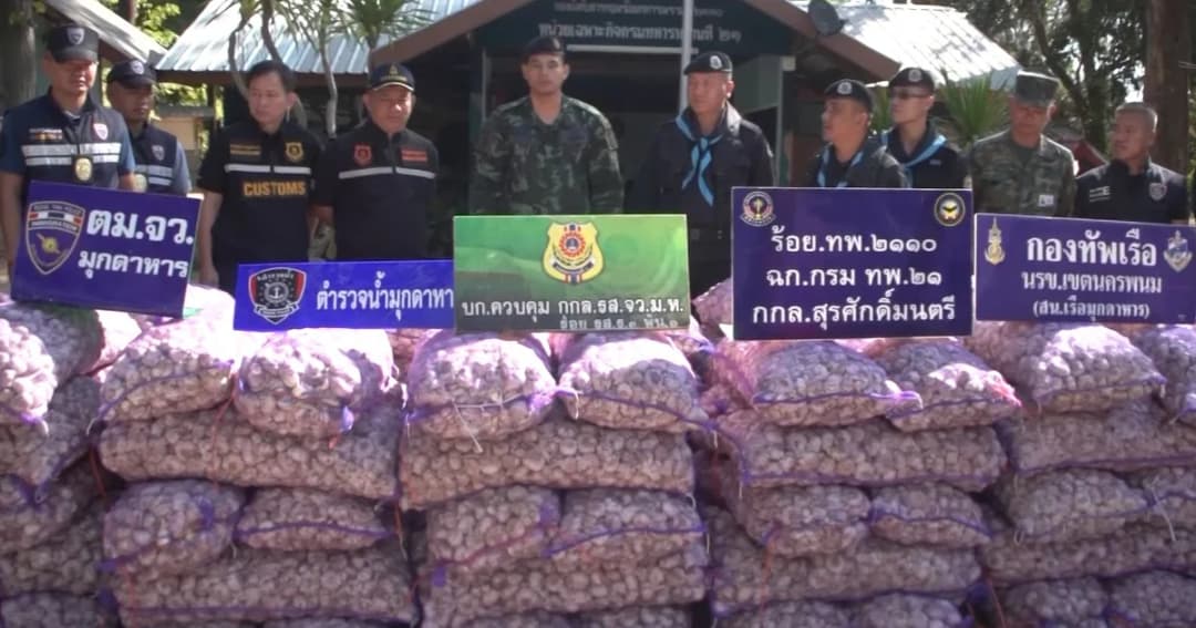 ตรวจยึดกระเทียมหนีภาษีลักลอบจาก สปป.ลาว 7.4 ตัน ส่วนผู้ต้องหาหนีไปได้