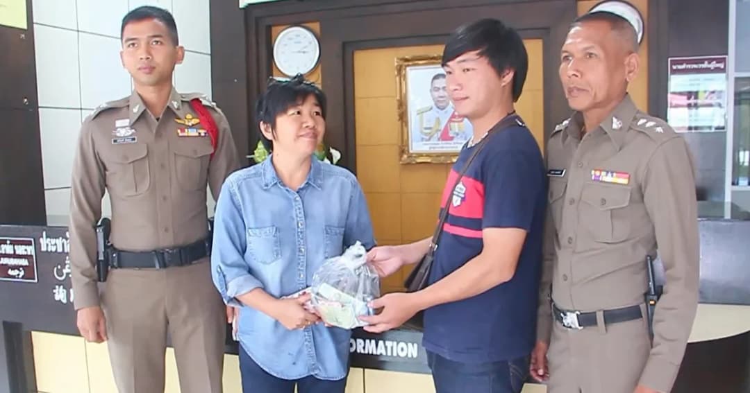 หนุ่มเมืองเบตง เก็บเงินได้ 3 แสนบาท ไปแจ้งตำรวจ พบเจ้าของเงินเป็นญาติตัวเอง