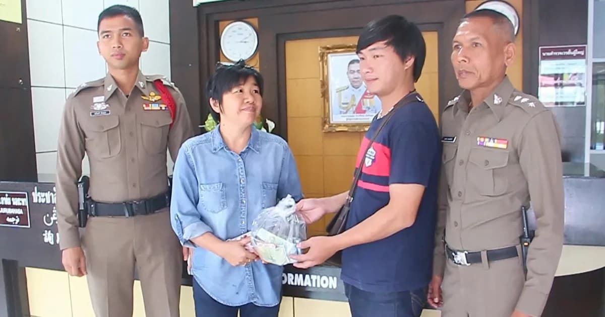 หนุ่มเมืองเบตง เก็บเงินได้ 3 แสนบาท ไปแจ้งตำรวจ พบเจ้าของเงินเป็นญาติตัวเอง