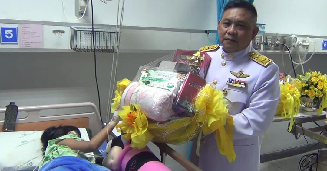 ร.10 พระราชทานตะกร้าสิ่งของแก่ จนท.และเด็ก 9 ขวบ ที่บาดเจ็บจากเหตุไม่สงบ