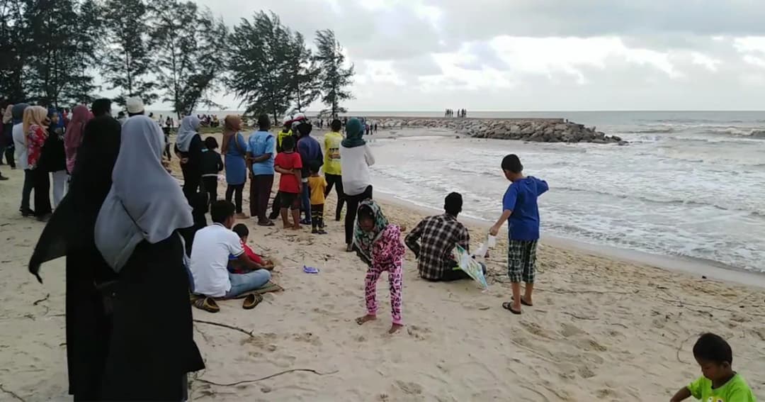 คลื่นซัดหลานออกนอกฝั่ง ป้าช่วยได้ 1 อีก 1 จมหาย สุดท้ายป้าหมดแรงจมน้ำดับ