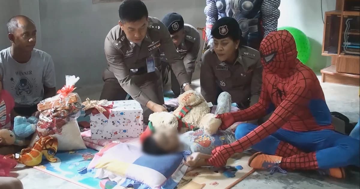 ตร.เมืองคอนแต่ง ‘สไปเดอร์แมน’ มอบความสุขให้หนูน้อยพิการ-ป่วยติดเตียง