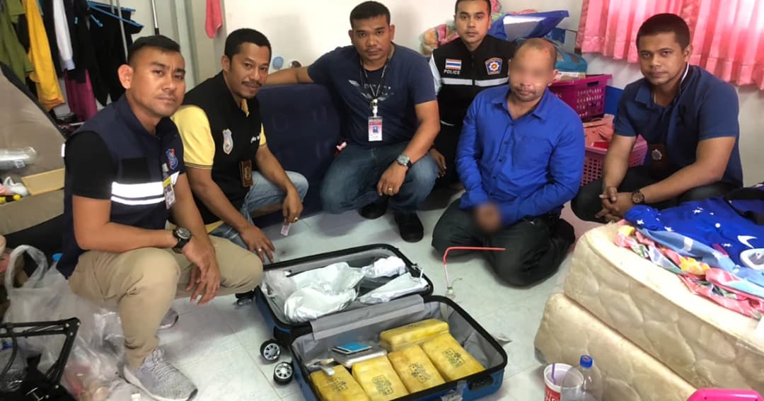 บุกค้นบ้านเช่าเครือข่าย ‘เบนซ์’ เอเย่นต์ค้ายาหาดใหญ่ ยึดยาบ้า 5 หมื่นเม็ด รวบสมุน 1 ราย