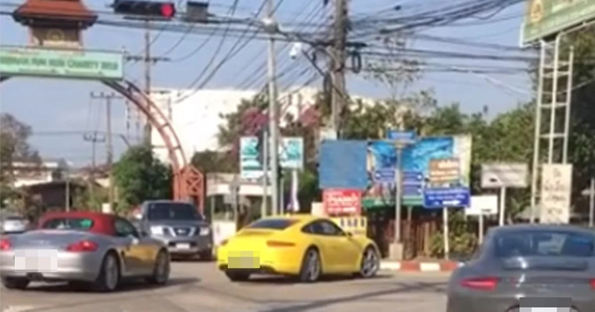 ไม่สนโลก ! จอดรถขวางถนน ให้ “แก๊งรถหรู” ขับฝ่าไฟแดง (มีคลิป)