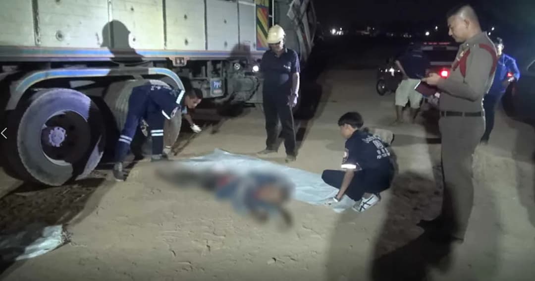 อุทาหรณ์ ชายวัย 62 กำลังปลดหางพ่วง 18 ล้อ รถไหลล้อทับร่างไส้ทะลักดับ