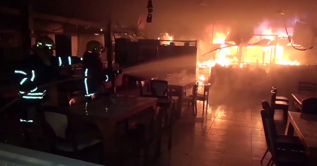 ไฟไหม้ร้านอาหารบางแสน เจ้าของ-ลูกจ้างวิ่งหนีตายระทึก คาดไฟฟ้าลัดวงจร