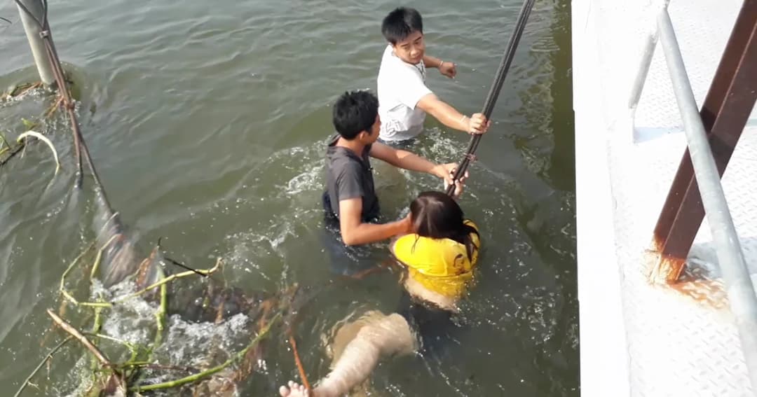 นาทีชีวิต! เกลี้ยกล่อม นศ.หญิง หลังกระโดดลอยคอแม่น้ำปิง หวังฆ่าตัวตายประชดรัก