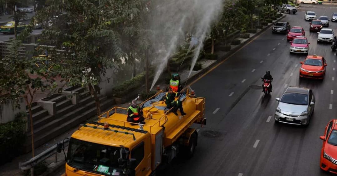 ผู้ว่าฯ กทม. สั่งล้างถนนทั่วกรุงจนกว่าฝุ่นPM 2.5 จะคลี่คลาย-แจกหน้ากากหมื่นชิ้น