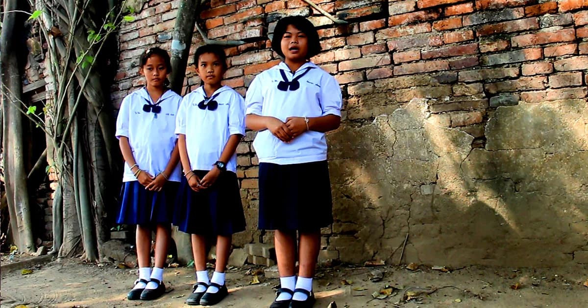 มัคคุเทศก์น้อยอายุ 11 ขวบ พูดอังกฤษคล่องแคล่ว พา นทท. เที่ยวชมวัดไทร