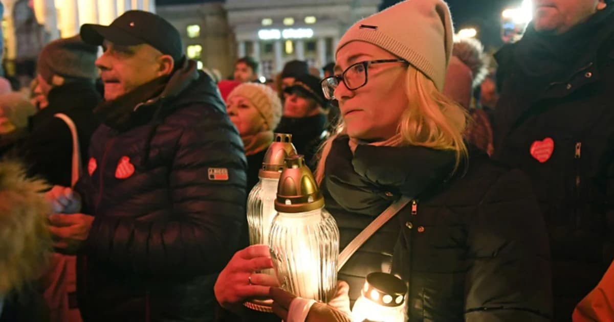 ชาวโปแลนด์ไว้อาลัยนายกเทศมนตรี หลังถูกคนร้ายแทงบนเวทีคอนเสิร์ตเสียชีวิต