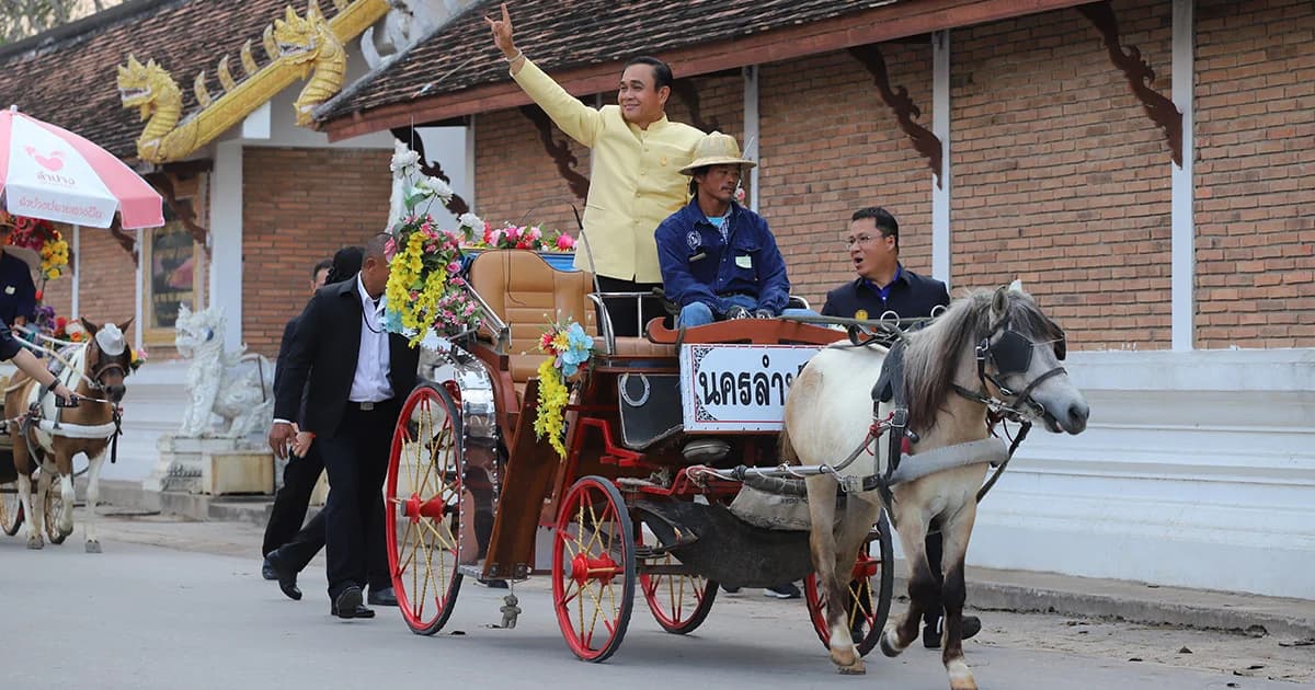 “บิ๊กตู่” นั่งรถม้าเจมส์บอนด์เข้าสักการะพระธาตุลำปางหลวง เปรียบตัวเองเป็น 007