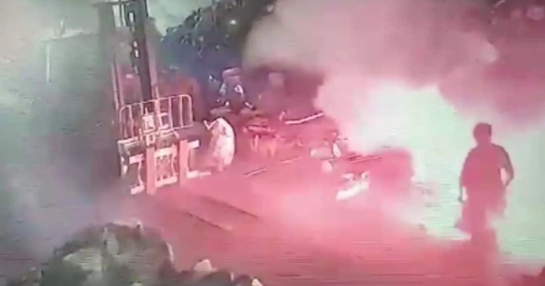 ระทึก! คนงานหนีตาย หลังพลุระเบิดกลางร้านรับซื้อของเก่าพังงา