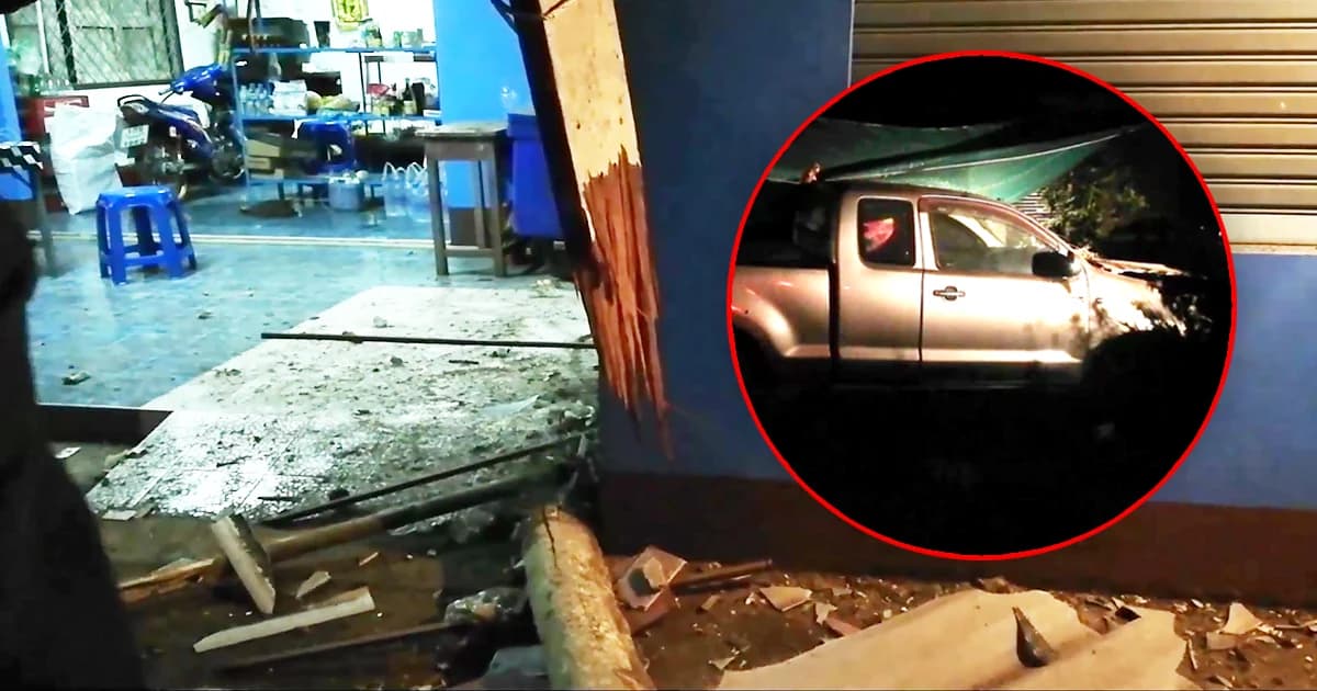 กระบะหลับใน ซิ่งตกข้างทาง พุ่งชนบ้านพังยับ คนในบ้านรอดตายหวุดหวิด!