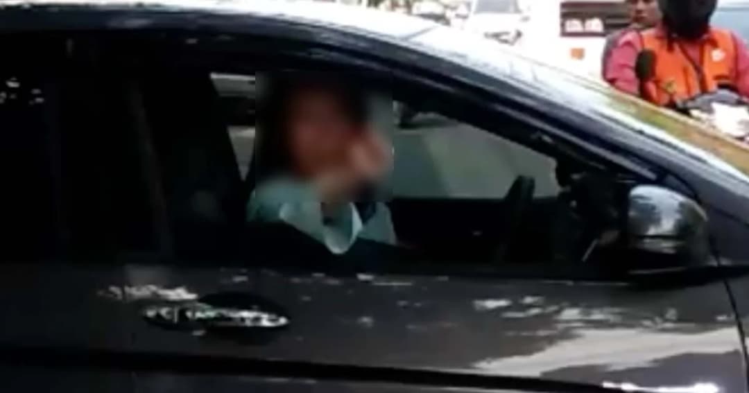 โซเชียลจวกยับ! มนุษย์ป้า จอดรถขวางถนนทำรถติดยาว แถมลดกระจกด่ากราด