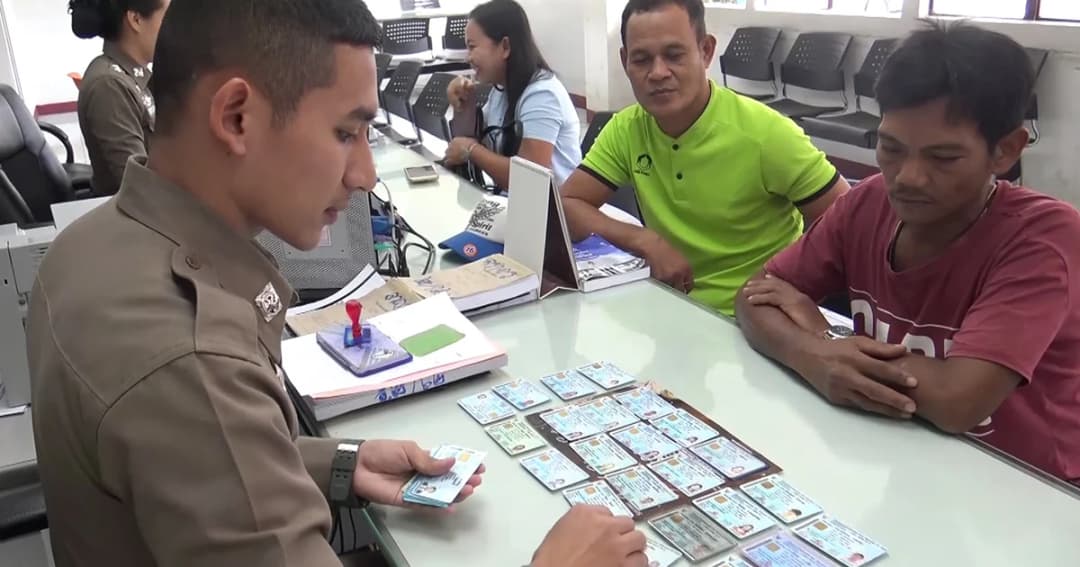 หนุ่มเก็บขยะโร่แจ้งความ! บัตรปชช.ยังไม่หมดอายุ กว่า 40 ใบ ถูกทิ้งกองขยะเมืองสงขลา