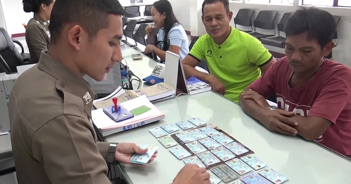 หนุ่มเก็บขยะโร่แจ้งความ! บัตรปชช.ยังไม่หมดอายุ กว่า 40 ใบ ถูกทิ้งกองขยะเมืองสงขลา