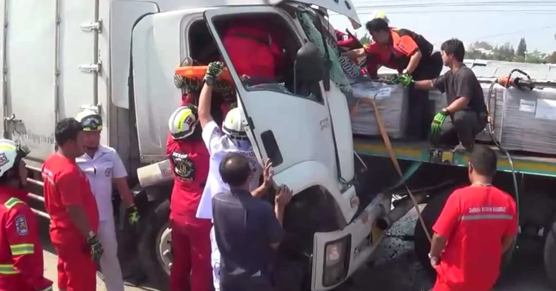 หนุ่มขับบรรทุก 6 ล้อหลับใน พุ่งอัดท้าย 10 ล้ออย่างจัง ดับ 1