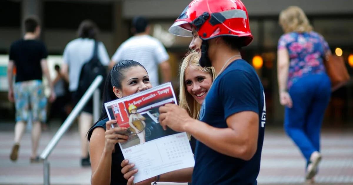 เจ้าหน้าที่ดับเพลิงปารากวัยถ่ายปฏิทิน “นู๊ด” เร่ขาย เพื่อประชดรัฐบาล