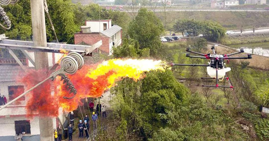“โดรนพ่นไฟ” นวัตกรรมกำจัดขยะตามสายไฟในฉงชิ่ง ประเทศจีน