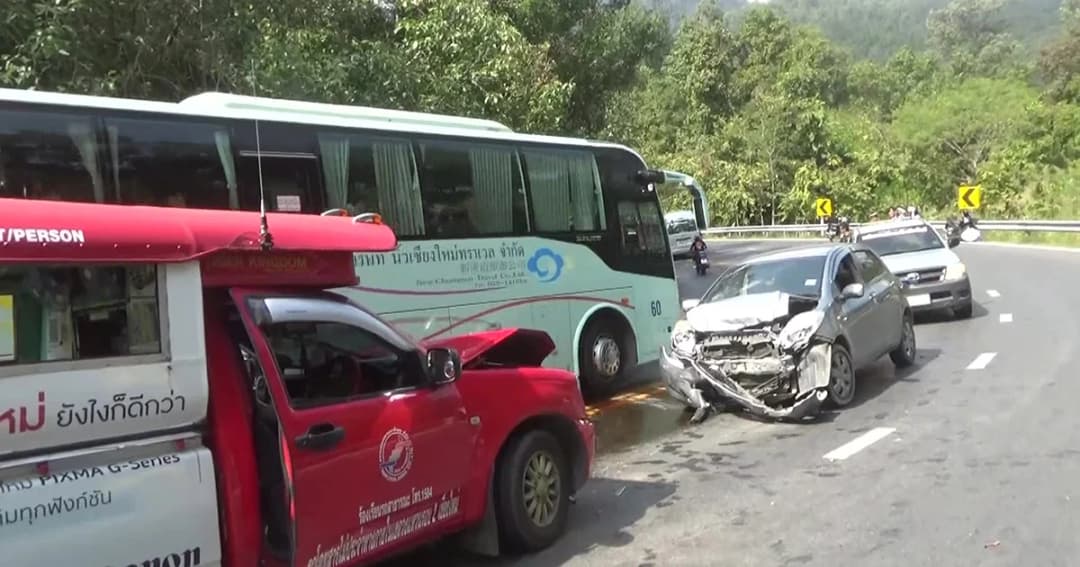 รถแดงเชียงใหม่ชนเก๋ง ขณะลงดอยสุเทพ ผู้โดยสารเจ็บ 11