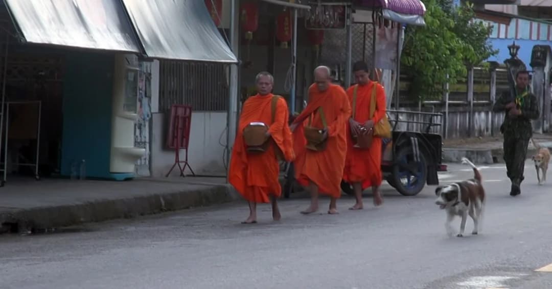พระสงฆ์ในวัด 3 จชต. งดออกบิณฑบาต หลังเหตุกราดยิงพระ จ.นราธิวาส ชาวบ้านแห่ถวายเพล