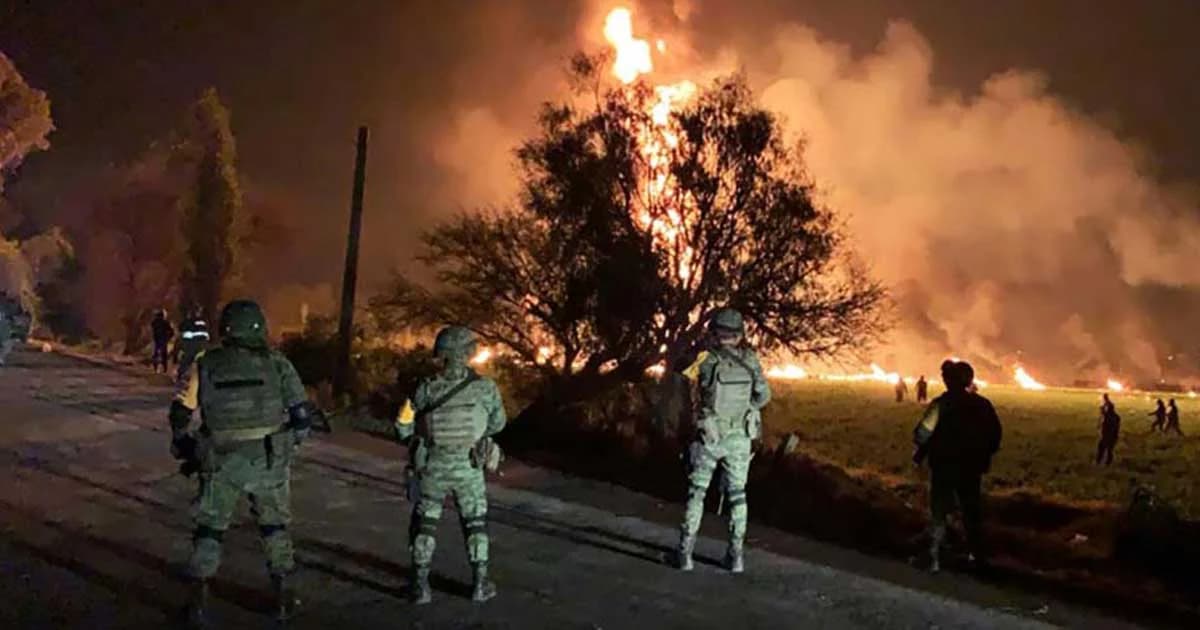 เม็กซิโกท่อส่งน้ำมันระเบิด ชาวบ้านไปเก็บน้ำมันรั่วโดนเผาดับ 20 ศพ