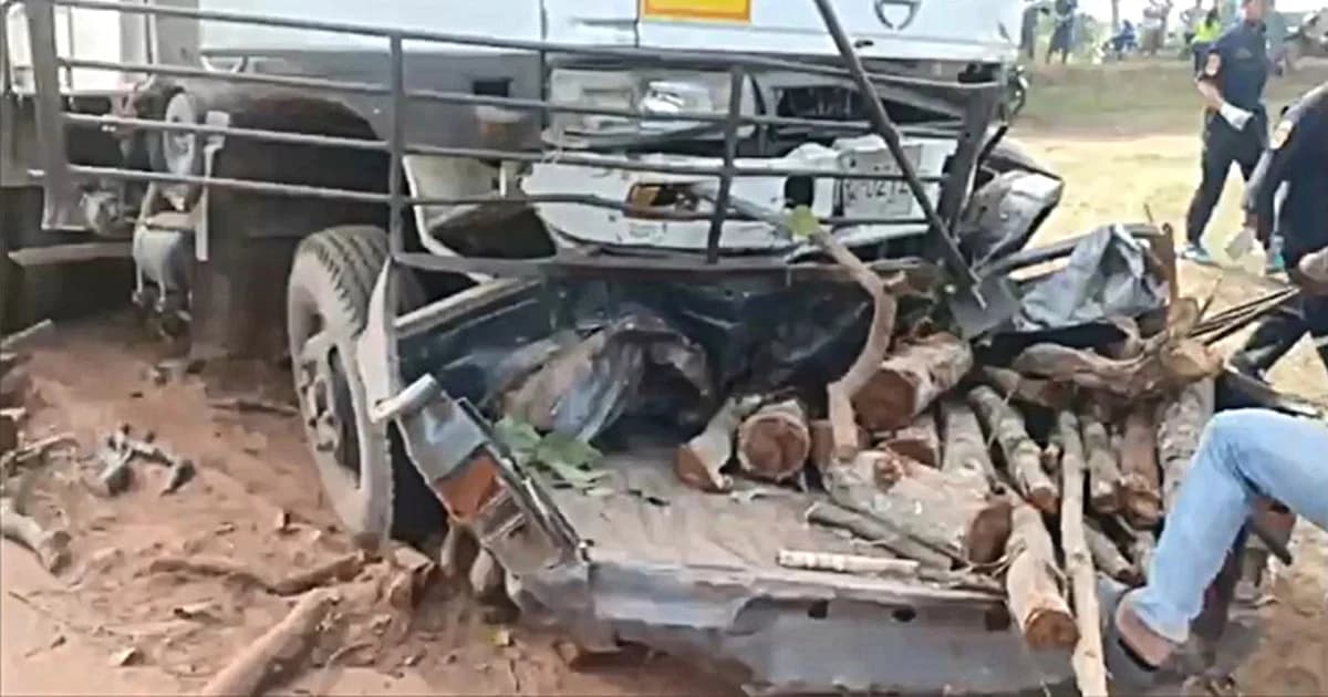 รถกะบะขนไม้ ชนประสานงา รถพ่วงบรรทุกอ้อย ดับ 1 สาหัส 1