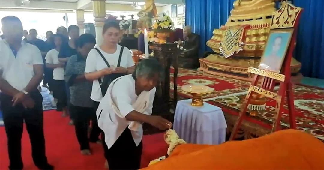 ปชช.ร่วมสรงน้ำศพเจ้าอาวาส และผู้ช่วยเจ้าอาวาส ถูกกลุ่มคนร้ายบุกยิง