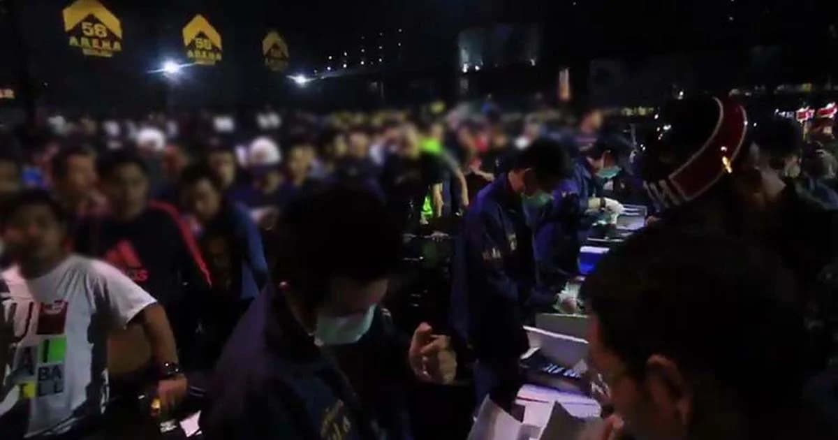 นักเที่ยวกระเจิง! จนท.บุกตรวจผับดังย่านบางคอแหลม เจอยาเสพติดอื้อ-สั่งปิด 5 ปี