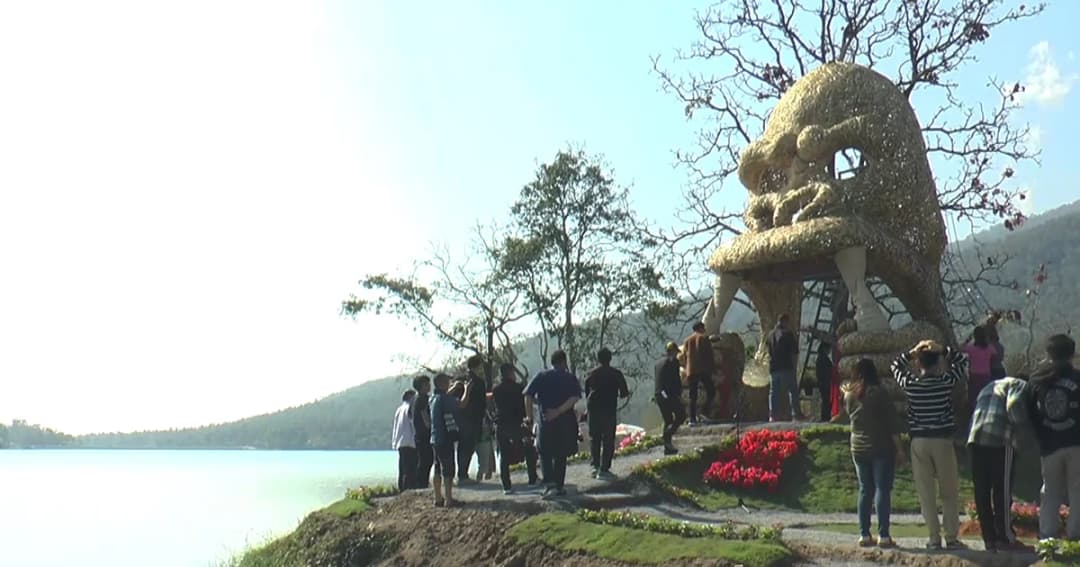 แลนด์มาร์กใหม่ ! “ซุ้มประตูหัวคิงคองยักษ์” บนเกาะกลางน้ำห้วยตึงเฒ่า