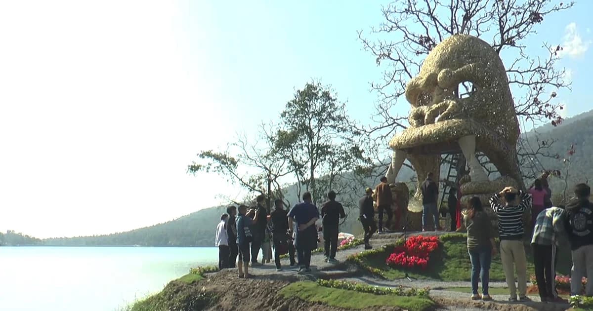 แลนด์มาร์กใหม่ ! “ซุ้มประตูหัวคิงคองยักษ์” บนเกาะกลางน้ำห้วยตึงเฒ่า