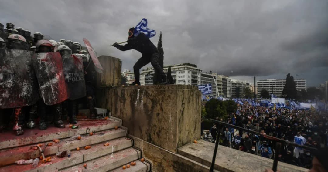 ชาวกรีซประท้วงรัฐบาล หลังรับรองชื่อประเทศมาซิโดเนีย