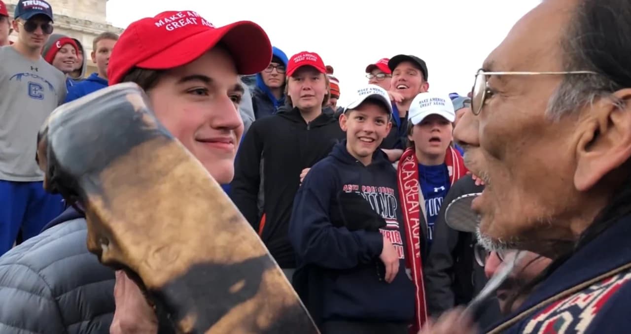 นักเรียนสหรัฐฯ ล้อเลียนชนพื้นเมืองอเมริกัน