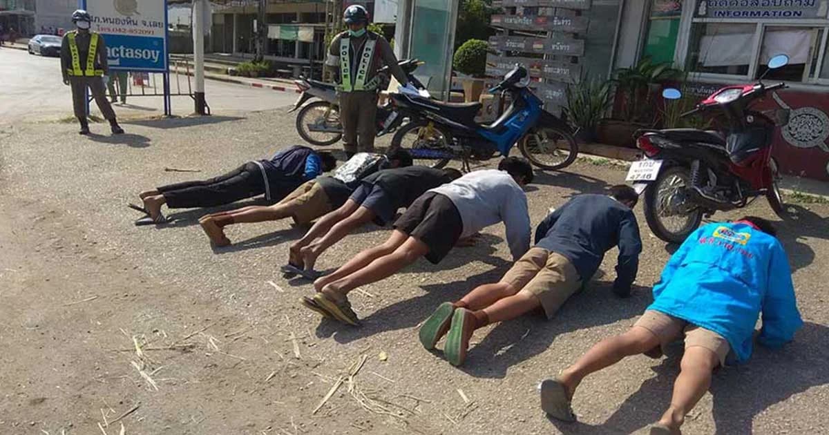 นักเรียน ไม่สวมหมวกกันน็อก ฯลฯ ตร.สั่งวิดพื้น ออกกำลังกาย อบรมกฎจราจร