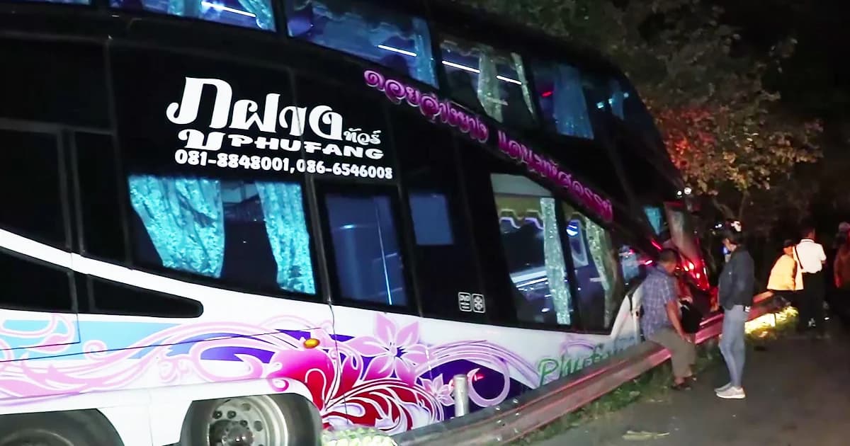 40 ชีวิตระทึก! รถทัวร์พาผู้สูงอายุดูงาน เสียหลักหลุดโค้ง พุ่งตกข้างทาง เจ็บ 4 ราย