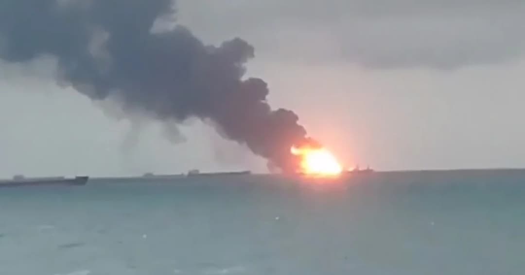 ไฟไหม้เรือ 2 ลำ ขณะกำลังถ่ายน้ำมันกลางทะเล นอกชายฝั่งไครเมีย ดับ 10 สูญหาย 7