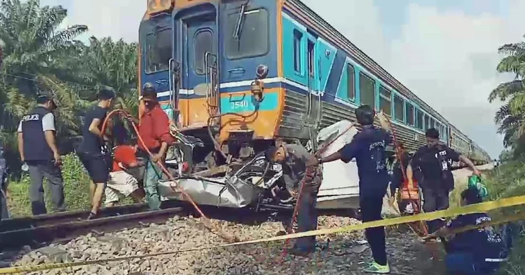 ดับสลด! รถไฟชนแม่ขับกระบะพาลูกไปโรงเรียน เสียชีวิตคาที่ 2 ศพ พบไม่มีแผงกั้น