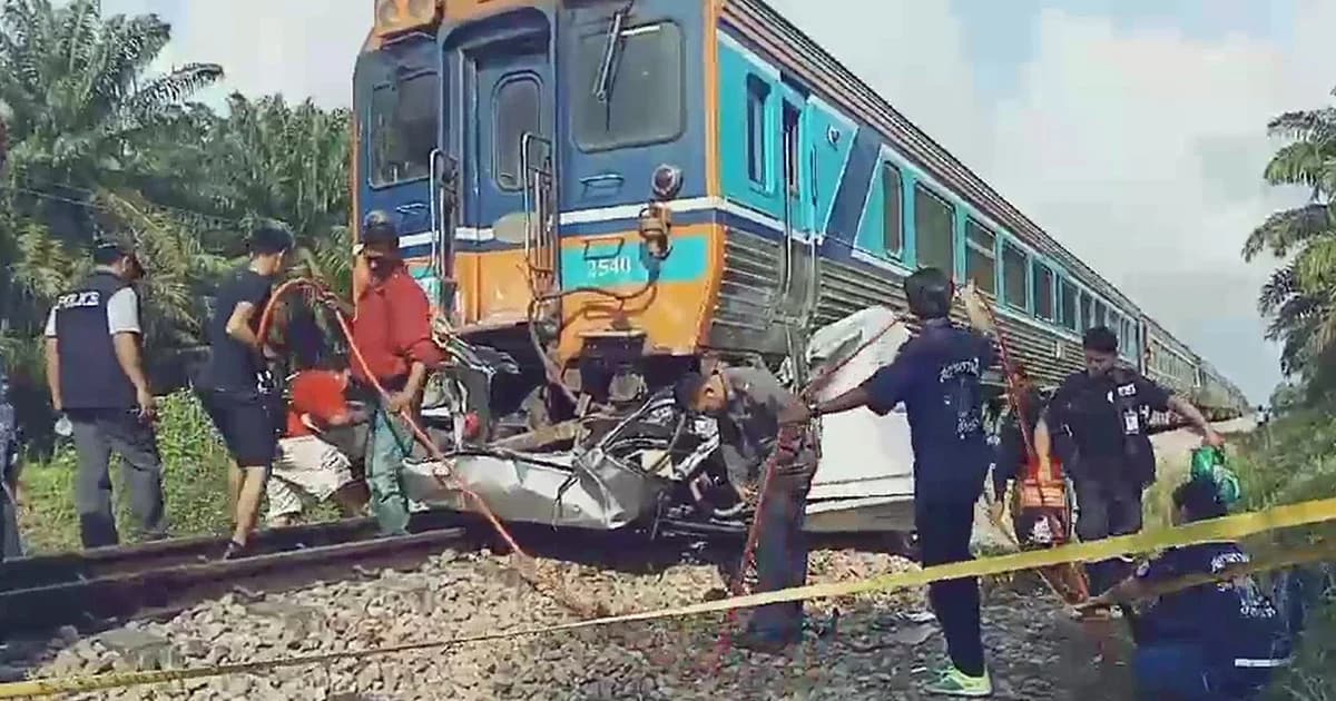 ดับสลด! รถไฟชนแม่ขับกระบะพาลูกไปโรงเรียน เสียชีวิตคาที่ 2 ศพ พบไม่มีแผงกั้น