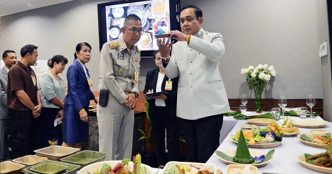 บิ๊กตู่ ชมไอเดียวัสดุธรรมชาติแทนโฟม ผู้ว่าฯ เลย ชี้นำร่องเชียงคาน ลดขยะแล้ว 21%