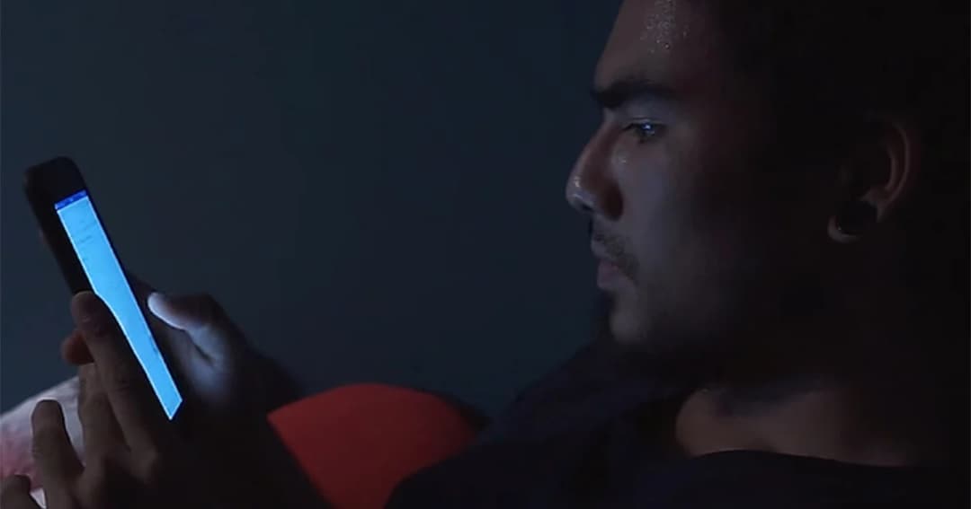 เตือนภัย คนชอบเล่นมือถือก่อนนอน เสี่ยงอันตรายแสงสีฟ้า