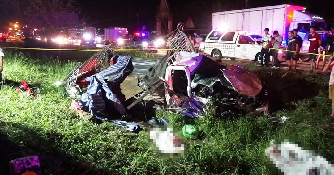 ชนสยอง! กระบะขนแรงงานเมียนมา ซิ่งเสียหลักชนต้นไม้ ดับ 4 เจ็บสาหัส 14 ราย