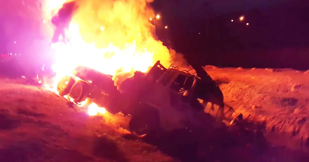 ไฟไหม้รถขนฟาง! คนขับเร่งหักรถลงคลองหวังดับไฟ เจอน้ำน้อย สุดท้ายใช้มือวิด