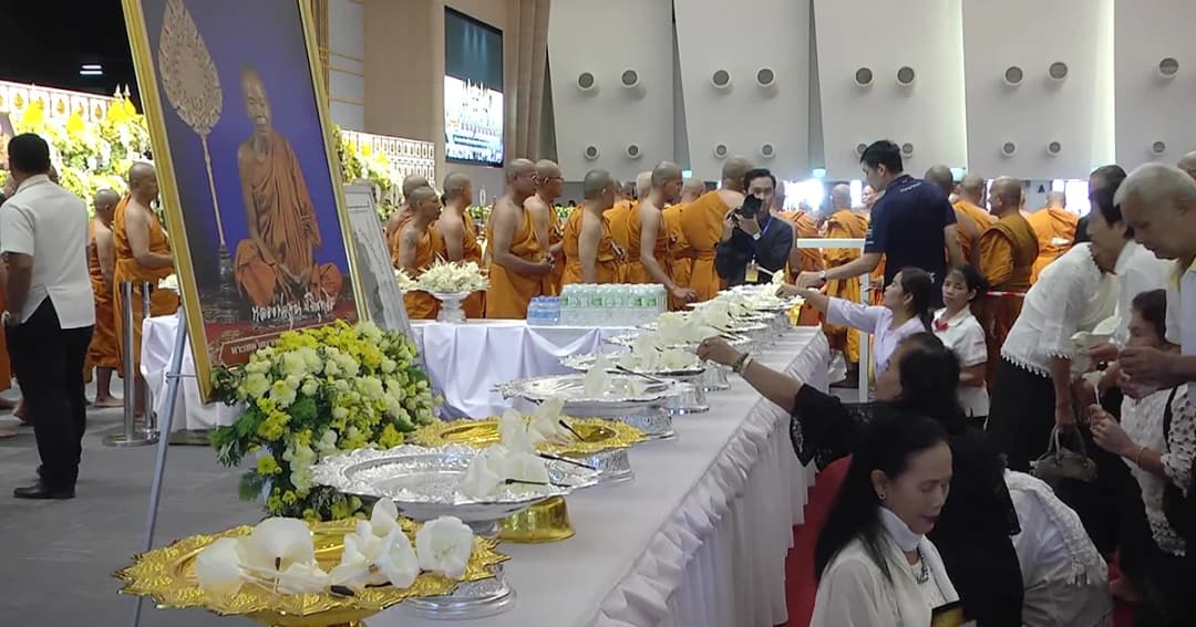 พลังศรัทธา! ปชช.หลั่งไหลวางดอกไม้จันทน์ ‘หลวงพ่อคูณ’ วันแรกกว่า 5 หมื่นคน