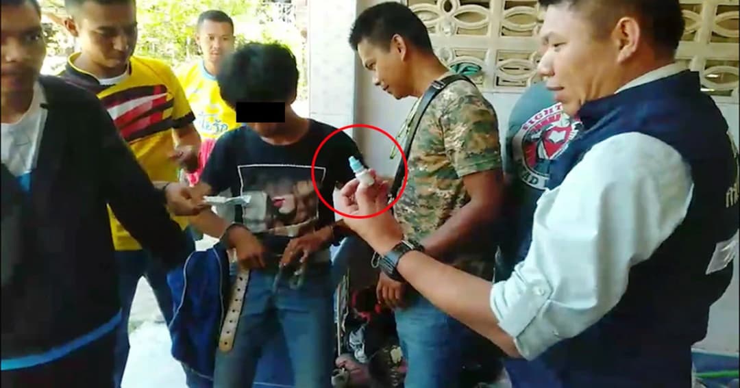 ตร.บุกจับ 3 โจ๋ มั่วสุมค้ายา หัวหมอ ! พกขวดปัสสาวะคนอื่นซุก กกน. สับเปลี่ยนเวลาถูกตรวจ