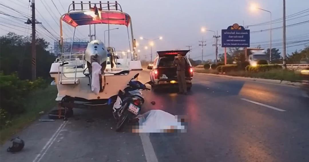 รถกระบะลากเรือสปีดโบ๊ต จอดเสียข้างทาง จยย.ชนท้าย ดับคาที่