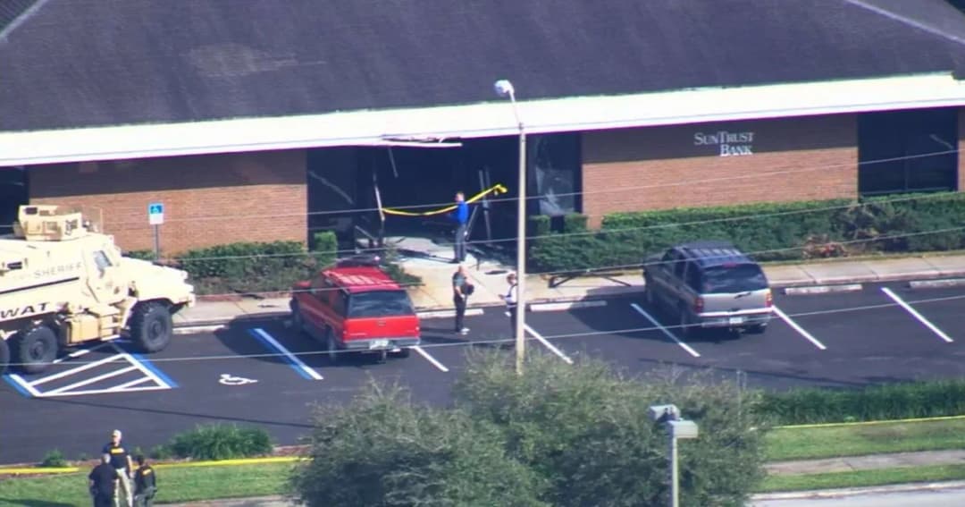 มือปืนวัย 21 ปี บุกธนาคารกราดยิงดับ 5 ศพ