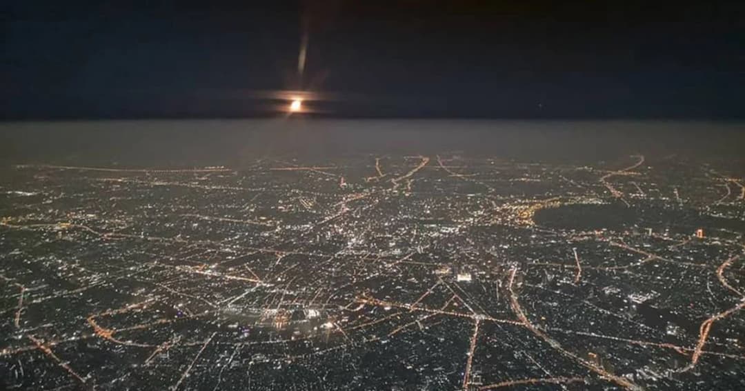 โลกโซเชียลแชร์นับหมื่น ภาพฝุ่นตอนกลางคืนถ่ายจากเครื่องบิน