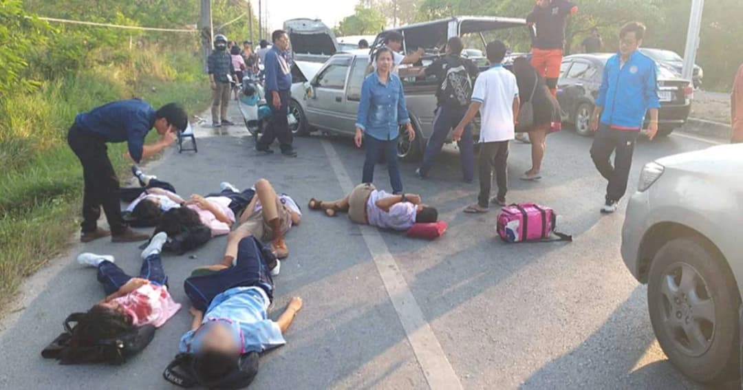 เด็กเจ็บระนาว ! กระบะพุ่งข้ามเลนประสานงารถรับ-ส่งนักเรียนระยอง