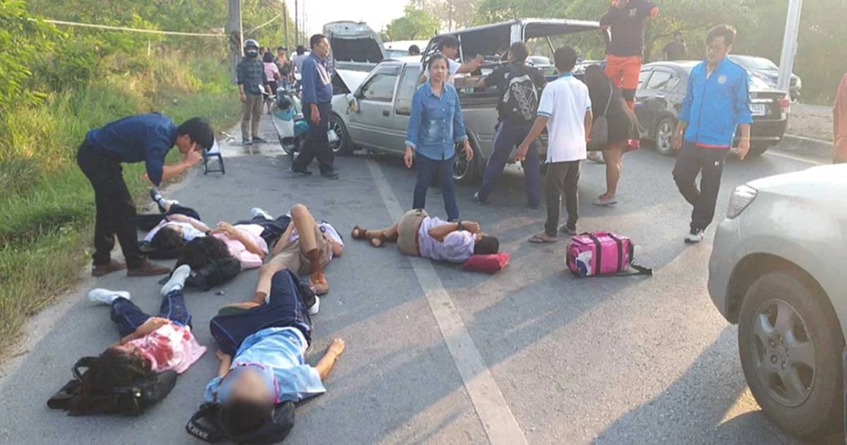 เด็กเจ็บระนาว ! กระบะพุ่งข้ามเลนประสานงารถรับ-ส่งนักเรียนระยอง