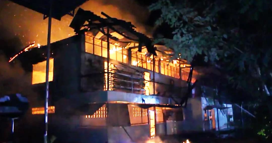 ระทึก! ไฟไหม้อาคารเรียนใน จ.นครพนม วอดทั้งหลัง เสียหายไม่ต่ำกว่า 1.5 ล้าน